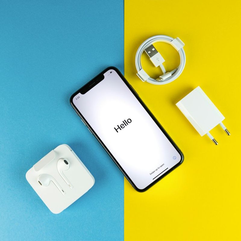 Smartphone com carregador e cabo