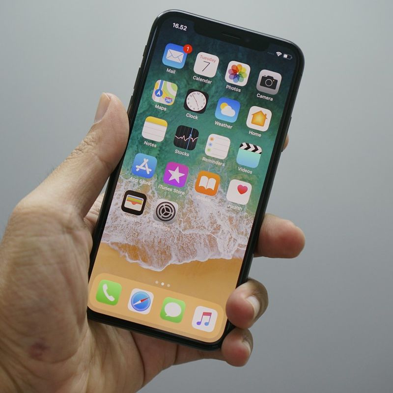 Mão segurando um smartphone